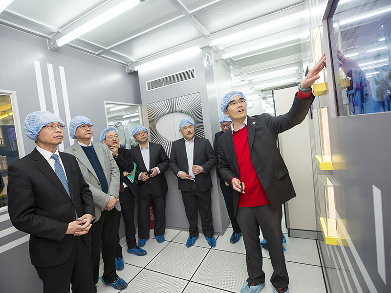 Prof. Andrew POON, Director of the NFF, presented an overview of the NFF facility to  Mr. Patrick NIP Tak-Kuen, JP, (1st left) and delegation.